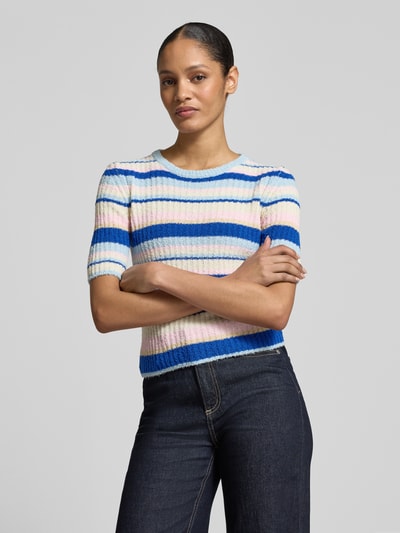 Frauenmodel trägt Strickshirt mit Rundhalsausschnitt und 1/2-Arm von Rich & Royal im Allover-Look, Baumwoll-Mix, Slim Fit, Nahaufnahme Oberkörper