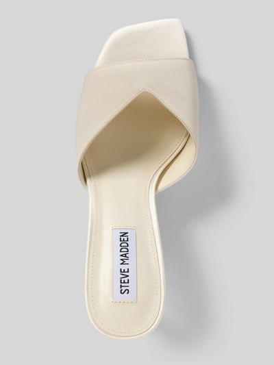 Produktfoto, Pantolette mit Trichterabsatz Modell 'Ivie' von Steve Madden, beżowy kolor, połyskująca faktura, kwadratowy nosek, otwarta pięta, gładka podeszwa, wysokość obcasa 7 cm w rozmiarze 40