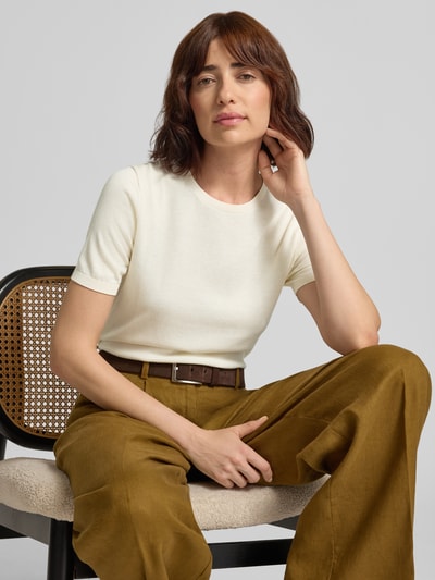 Frauenmodel trägt Regular Fit Strickshirt aus Seiden-Baumwoll-Mix Modell 'WKDAGRO' von Weekend Max Mara in Creme, Nahaufnahme Oberkörper. Unifarbenes Feinstrick-Damenshirt mit Rundhals und kurzen, gerippten Ärmeln.