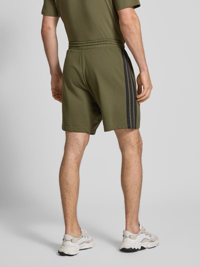 adidas Sportswear Sweatshorts mit Label-Stitching und elastischem Bund Oliv 5