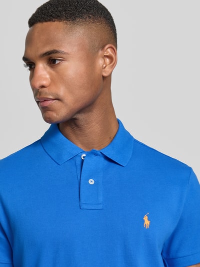 Männermodel trägt Slim Fit Poloshirt aus reiner Baumwolle von Polo Ralph Lauren, Optik: Unifarben, Logo-Stitching, Polokragen, Piqué, Nahaufnahme Oberkörper.