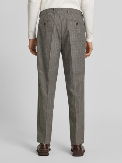 Männermodel trägt Regular Fit Weite Hose aus Woll-Mix mit Viskose-Anteil von JOOP!, grau mit feinem Streifenmuster, Ganzkörperansicht Rückansicht, Herren Anzughose von JOOP! COLLECTION