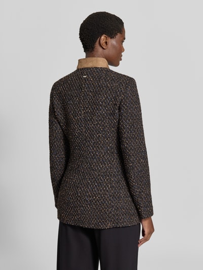 Frauenmodel trägt Mantel mit Woll-Anteil von White Label, meliertes Material, Stehkragen, Rückansicht, taillierte Passform, Ganzkörperansicht Rückansicht. Damen Mantel von White Label, Material-Mix mit Woll-Anteil, taillierte Passform, Stehkragen, durchgehende Knopfleiste, seitliche Pattentaschen, Rückenlänge 71 cm, Brustweite 46 cm, Ärmellänge 62 cm.