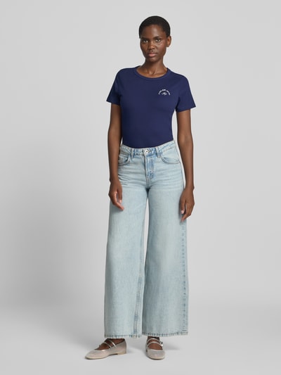 Frauenmodel trägt Regular Fit T-Shirt aus reiner Baumwolle Modell 'DELORIS_5' von HUGO, dunkelblau, glatte Textur, Ganzkörperansicht von vorne, Damen T-Shirt von HUGO.