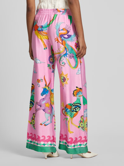 Frauenmodel trägt Stoffhose aus Viskose im Allover-Look von Milano Italy, Wide Leg, elastischer Bund, bunte Muster, Ganzkörperansicht Rückansicht.