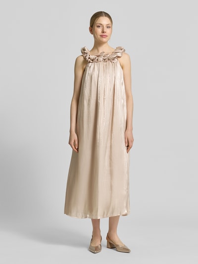 Frauenmodel trägt Relaxed Fit Midikleid mit Zierbesatz Modell 'Turino' von YAS, ärmellos, glänzender Beige-Ton, Ganzkörperansicht von vorne. Damen Midikleid, Rückenlänge 115 cm, Brustweite 37 cm.