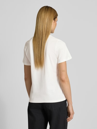 Frauenmodel trägt Regular Fit T-Shirt mit Motiv-Print von Smith and Soul aus reiner Baumwolle, weiß, Rundhalsausschnitt, Rückenlänge 60 cm, Ganzkörperansicht Rückansicht.