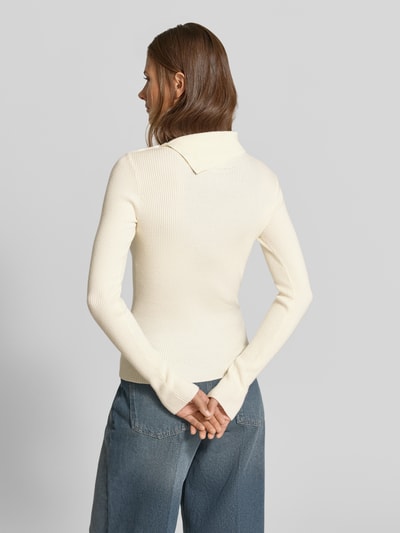 Frauenmodel trägt Slim Fit Pullover aus Viskose-Mix in Strick-Optik von MYON, cremefarben, lange Ärmel, Rückansicht, Ganzkörperansicht