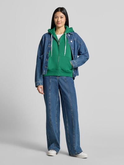 Frauenmodel trägt Regular Fit Sweatjacke aus Baumwoll-Mix von Polo Ralph Lauren in Grün, kombiniert mit Jeans, Ganzkörperansicht von vorne, Damen Sweatjacke von Polo Ralph Lauren