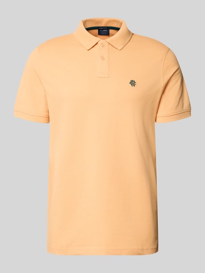 Produktfoto, Slim Fit Poloshirt mit Label-Stitching von MCNEAL in dezentem Apricot, reine Baumwolle, Knopfleiste, Rückenlänge 72 cm bei Größe M.
