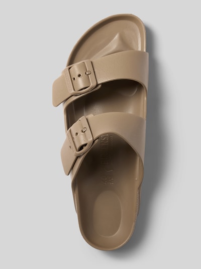 Produktfoto, Slipper mit offener Sohle Modell 'Eva' von Birkenstock in Beige mit Zierschnallen, abgerundeter Passform und 4 cm Absatzhöhe.
