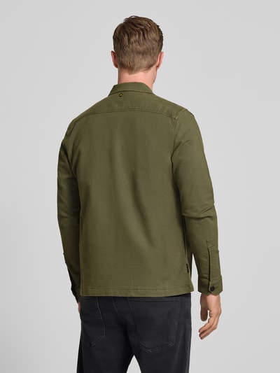 Mannenmodel draagt Regular Fit Hemdjacke met kentkraag en labelstitching van PME Legend, mix van katoen en lyocell, regular fit, borstzak, labelstitching, ruglengte maat M 74 cm, schouderbreedte 44 cm, borstwijdte 56 cm, mouwlengte 68 cm, donkergroen, rechte lijnen, gladde textuur, ganzenshot rugaanzicht.