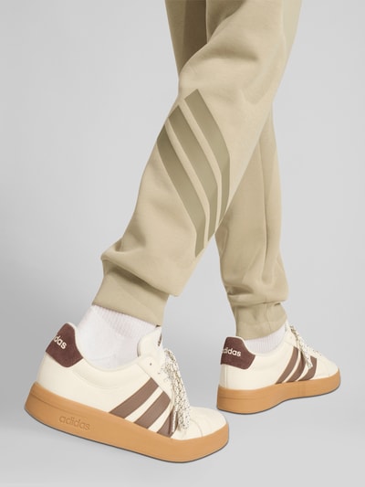 adidas Sportswear Regular Fit Sweathose mit Tunnelzug Oliv 6