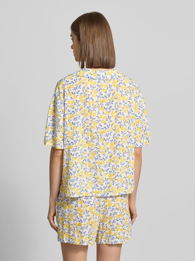 Frauenmodel trägt Relaxed Fit Hemdbluse aus reiner Viskose Modell 'BARRI' von Pieces, Optik:Allover-Muster floral, Ganzkörperansicht Rückansicht.