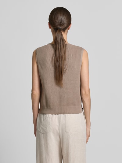 Frauenmodel trägt Weste mit Strukturmuster von Christian Berg Woman in Beige und Baumwolle, Regular Fit, Rundhalsausschnitt, Ganzkörperansicht Rückansicht.
