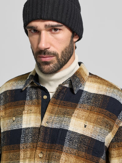 Männermodel trägt Regular Fit Hemdjacke aus reiner Baumwolle Modell 'WOODFOOT' von Barbour mit Gitterkaro-Allover-Muster, Nahaufnahme Oberkörper.