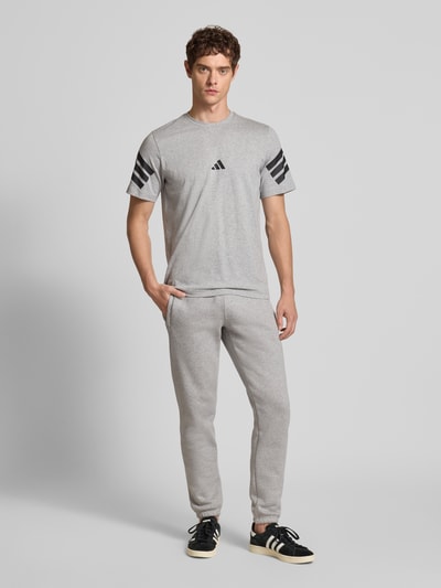adidas Sportswear T-Shirt mit Logo und Rundhalsausschnitt Mittelgrau 1