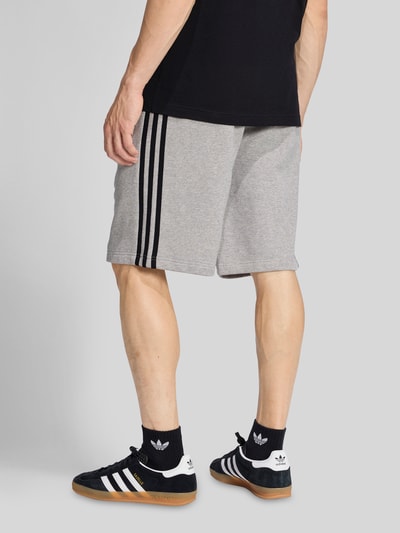 adidas Originals Regular Fit Sweatshorts mit Logo Stitching Mittelgrau Melange 5