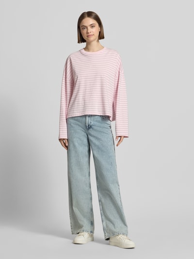 Modelka nosi jeansy z wpuszczanymi kieszeniami i haftami model 'Aline' od OH APRIL, bawełna, spodnie z szerokimi nogawkami, szerokość w rozmiarze S 37 cm, długość wewnętrzna nogawki w rozmiarze S 81 cm, stylizowana na denim, jasnoniebieski, prosty krój, widok całej sylwetki z przodu