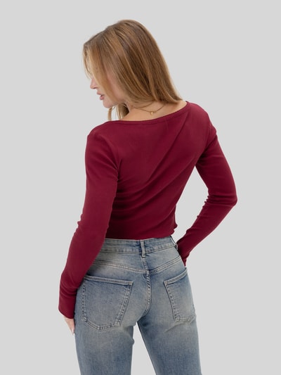 Review Anna von Klinski x REVIEW Longsleeve mit V-Ausschnitt Bordeaux 5