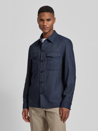 Mannmodel draagt Regular Fit Overshirt met klepzakken model 'Constantin' van CG - Club of Gents, materiaalmix met viscose, kentkraag, knoopsluiting, sportmanchet, donkerblauw, Ganzkörperansicht van voren.