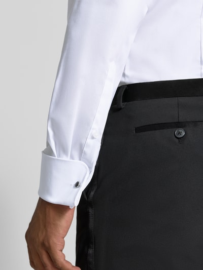Männermodel trägt Slim Fit Smokinghemd aus Baumwolle mit Stretch-Anteil von OLYMP Level Five, Twill, weiß, Detailaufnahme Unterarm.