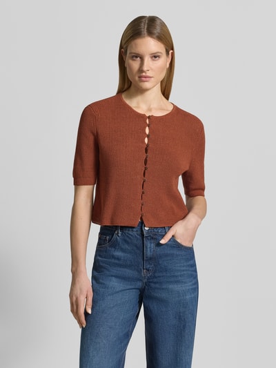 Frauenmodel trägt Strickjacke mit 1/2-Arm von Jake*s Casual aus Baumwoll-Mix, Gerader-Schnitt, Rundhalsausschnitt, Knopfleiste, Ganzkörperansicht von vorne.