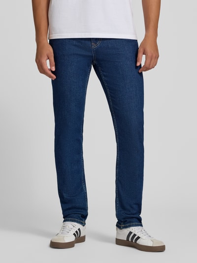 Männermodel trägt Slim Fit Jeans aus Baumwoll-Mix Modell 'Hatch' von Pepe Jeans, Herren Slim Fit Jeans von Pepe Jeans, Nahaufnahme Oberkörper.
