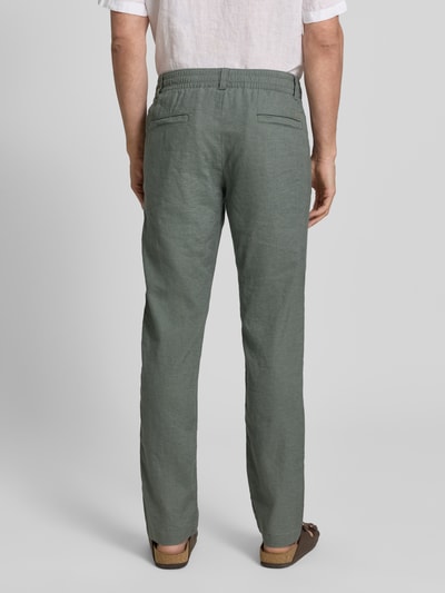 Männermodel trägt Regular Fit Leinenhose aus Leinen-Mix Modell 'Sanderson-L-3' von BOSS in Grün mit Label Patch, Rückansicht.