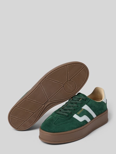 Produktfoto, Sneaker aus echtem Rindsleder Modell 'Cuzmani' von GANT in Dunkelgrün mit weißen Details und brauner Sohle, Damen Sneaker von GANT