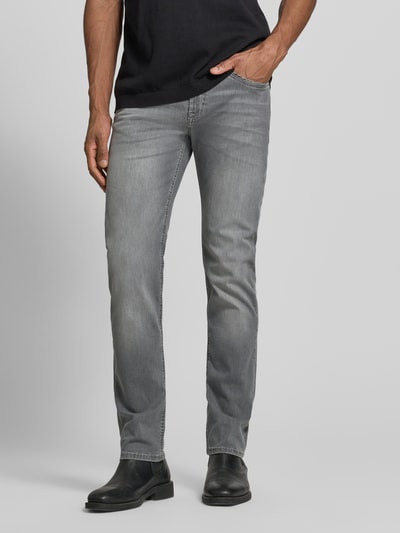 Männermodel trägt Regular Fit Jeans aus Baumwoll-Mix Modell 'Arne Pipe' von MAC in Grau, 5-Pocket-Design, Nahaufnahme Unterkörper.