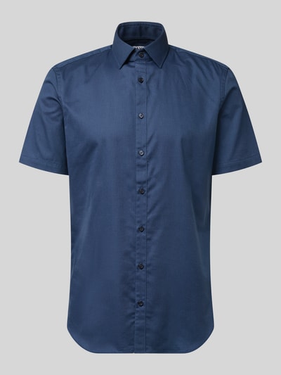 Produktfoto, dunkelblaues Slim Fit Business-Hemd aus Baumwolle mit Kentkragen von Jake*s, glatte Textur, Knopfleiste, Vorderansicht.