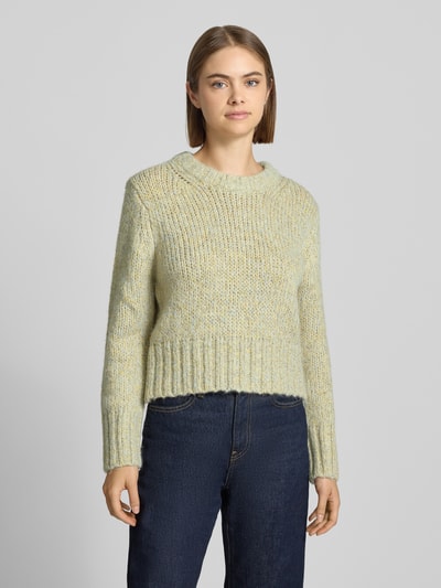Frauenmodel trägt Relaxed Fit Strickpullover mit Baumwoll-Anteil von Topshop in Pastellgelb, grob gestrickt mit gerippten Abschlüssen, Rundhalsausschnitt, langen Ärmeln und leicht melierter Textur, kombinierbar mit Jeans, Ganzkörperansicht von vorne.