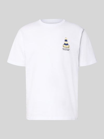 Produktfoto, T-shirt mit rückseitigem Motiv- und Logo-Print von Wood Wood, biała bawełna, prosty krój, okrągły dekolt, nadruk z motywem, długość tyłu w rozmiarze M: 72 cm