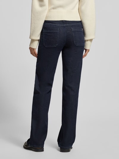 Vrouwenmodel draagt Wide Fit Jeans met steekzakken model 'Tess' van Cambio, katoenmix, achterzakken, donkere tint, volledige achteraanzicht.