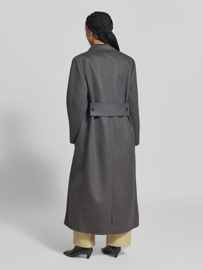 Frauenmodel trägt Relaxed Fit Mantel aus Schurwoll-Mix von Victoria Beckham in Dunkelgrau, strukturierte Oberfläche, Rückenansicht, Ganzkörperansicht. Rückenlänge ca. 130 cm bei Größe 36, Schurwoll-Mix mit Kaschmir-Anteil, doppelte Knopfleiste, Reverskragen, Pattentaschen.