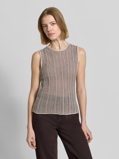 Frauenmodel trägt Tanktop in Strick-Optik mit Rundhalsausschnitt von Stefanel, Baumwoll-Mix, Straight Fit, helle Farben, Ganzkörperansicht von vorne.
