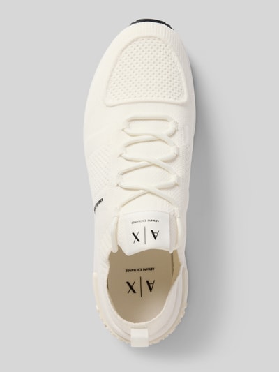 Produktfoto, weißer Sneaker in Schlupfform Modell 'DUSSELDORF' von Armani Exchange mit abgerundeter Spitze, Label-Details, strukturierte Textur, Absatzhöhe 3 cm, Schafthöhe 6 cm, Schaftweite 8 cm bei Größe 45.