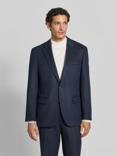 Männermodel trägt Slim Fit 2-Knopf-Sakko mit Pattentaschen von Christian Berg Men in Dunkelblau, Material-Mix mit Viskose-Anteil, Ganzkörperansicht von vorne.