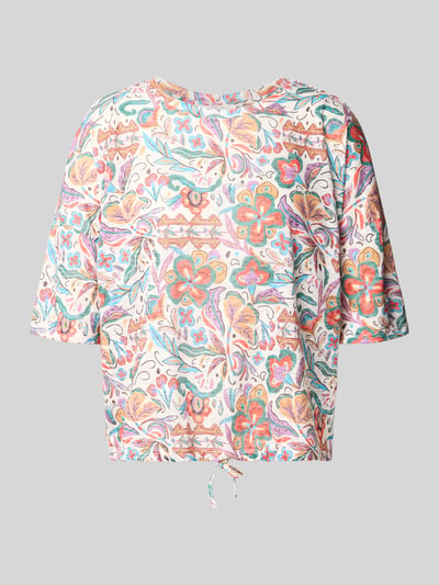 Frauenmodel trägt T-Shirt im Allover-Look mit 3/4-Arm von Christian Berg Woman im Material-Mix mit Viskose-Mix, Ganzkörperansicht Rückansicht.