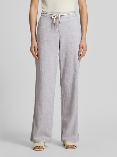 Modelka kobieca nosi Hose aus Leinen-Baumwoll-Mix mit Bindegürtel od Christian Berg Woman, tkanina jasnoszara, szerokie nogawki, pasek, kieszenie, szerokość w rozmiarze 36: 41 cm, długość nogawki wewnętrznej: 81 cm, widok całej sylwetki z przodu.