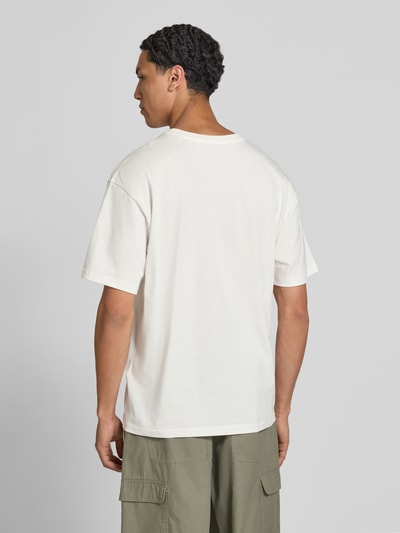 Männermodel trägt T-Shirt mit Motiv-Print von REVIEW, weiß, Baumwoll-Mix mit Bio-Baumwoll-Anteil, Gerader-Schnitt, Ganzkörperansicht Rückansicht.
