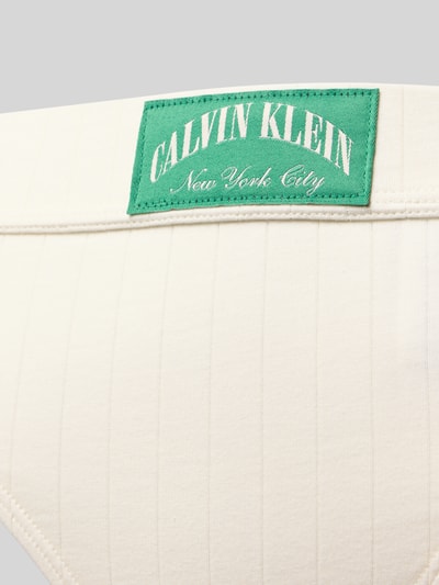 Produktfoto, String aus Baumwoll-Mix Modell 'THONG' von Calvin Klein Underwear, jednolity kolor, prążkowana struktura, elastyczny pas z naszywką z logo, materiał stretch