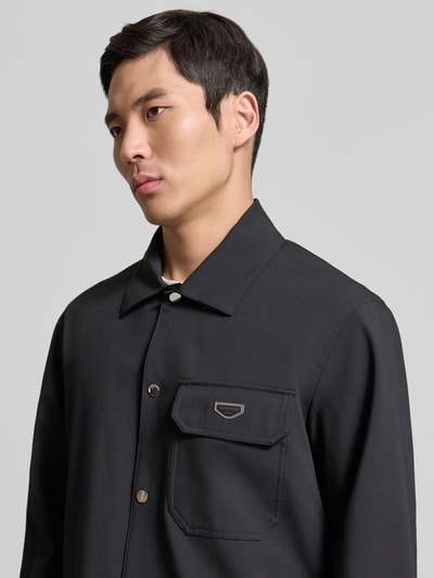 Männermodel trägt Hemdjacke mit Label-Detail von Antony Morato in Schwarz, lockerer Schnitt, Viskose-Mix, Nahaufnahme Oberkörper.