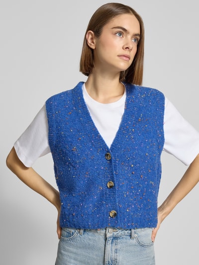 Frauenmodel trägt Regular Fit Pullunder aus Schurwoll-Mix von Marc O'Polo Denim, Optik: unifarben, mehrfarbig, Strick, Knopfleiste, Label Stitching, tiefer V-Ausschnitt, gerippter Rumpfabschluss, Ganzkörperansicht von vorne.