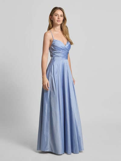 Frauenmodel trägt Regular Fit Abendkleid mit gelegten Falten von Luxuar, Satin in Hellblau, Spaghetti-Träger, Ganzkörperansicht von vorne.