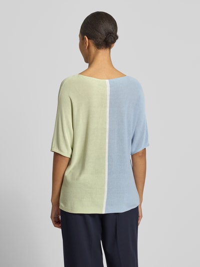 Frauenmodel trägt Boxy Fit Strickpullover aus reiner Viskose von s.Oliver BLACK LABEL, mehrfarbig, Rundhals, kurzarm, Strickstruktur, Ganzkörperansicht Rückansicht