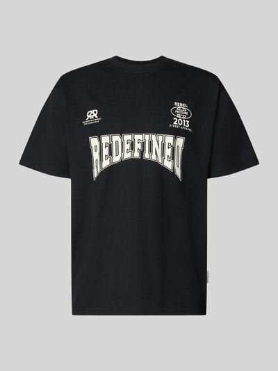 Produktfoto, T-Shirt mit Statement-Print und Rundhalsausschnitt von Redefined Rebel in Schwarz mit weißen Schriftzügen, Baumwoll-Mix, Relaxed Fit.