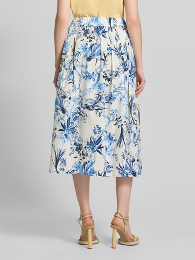 Frauenmodel trägt Glockenrock mit elastischem Bund von ROBE LÉGÈRE, florales Muster in Blau und Weiß, Baumwoll-Mix mit Stretch-Anteil, A-Linie, Midirock, Rückenlänge bei Größe 36: 77 cm, Ganzkörperansicht Rückansicht.