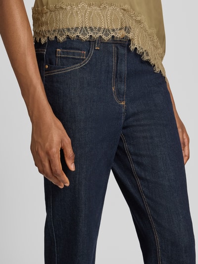 Frauenmodel trägt Jeans mit Eingrifftaschen von Luisa Cerano, dunkelblauer Baumwoll-Mix mit Stretch, Regular Fit, Nahaufnahme Oberkörper.